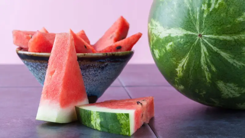 هندوانه از جمله غذاهای بدون نیاز به یخچال است