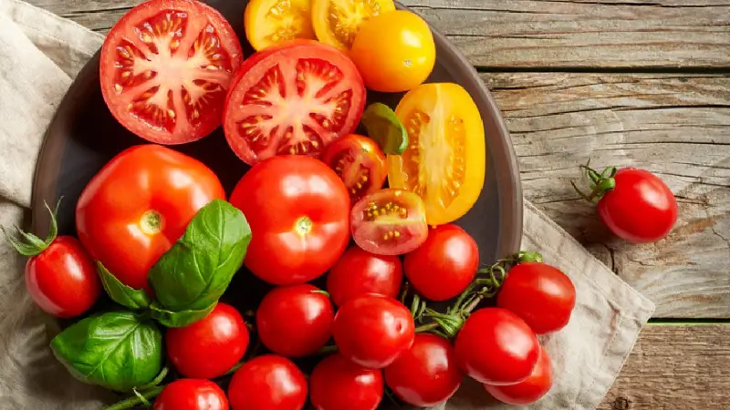 گوجه فرنگی از جمله غذاهای بدون نیاز به یخچال است